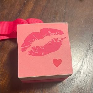 NWOT Pink Lip Print Gift Stack Of LipTissue